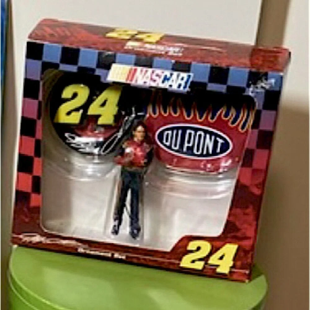 Jeff Gordon NASCAR #24 Vintage collector’s 3 pc. bundle including 2002 Calendar